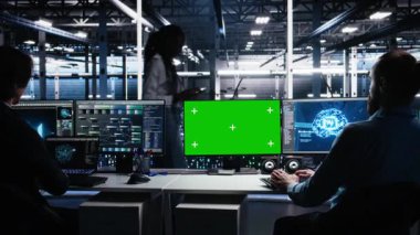 Veri merkezi mühendisi yeşil ekranda nöral ağ yazılım geliştirme üzerinde çalışıyor. Sunucu odası bilişim uzmanı. Model bilgisayar, kamera A kullanarak makine öğrenme teknolojisi uyguluyor.