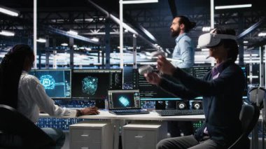 Veri merkezi mühendisi sanal gerçekliği kullanarak, yapay zeka sistemlerini zaman ve verimlilik için yönetiyor. BT çalışanı sunucu merkezinde VR kulaklık ve yapay zeka teknolojisi kullanıyor. Kamera A