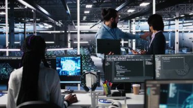 Veri merkezi yöneticisi nöral ağ yazılımı üzerinde çalışan programcılar tarafından yapılan çalışmaları denetliyor. Bilgi işlem personelini denetleyen sunucu merkezi denetleyicisi derin öğrenme teknolojisi uygulayan kamera A