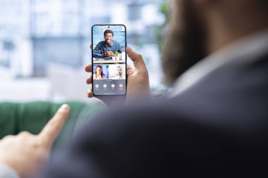 Yatırım planlarını tartışmak için hissedarlarla video görüşmesi yapan erkek CEO 'lar, işi uluslararası alanda genişletme konusunda hırslı davranıyorlar. Güçlü kararlı lider fikirlerini paylaşıyor..