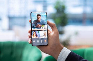 Girişimci hissedarlarla artan kâr stratejisini tartışıyor, hedeflere ulaşmak için bir sonraki adımları planlamak üzere çevrimiçi video görüşmesinde buluşuyor. Şirket kültürü.