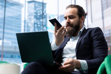 İşletme yöneticisi bir sekreterle görüşüp iş arkadaşlarıyla programa göre bir görüşme ayarlıyor, bilgisayarında birden fazla iş yapıyor. CEO şirket ofisindeki bir telefon görüşmesiyle meşgul. İletişim.