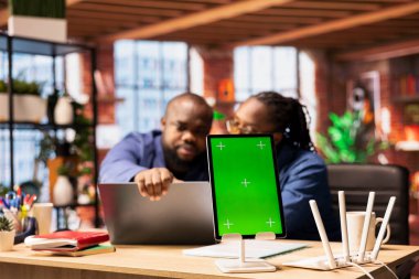 Afrikalı Amerikalı çiftler kablosuz ağ kurulumlarını kopyalama alanının yanına kurmak için takım olarak çalışırlar. Yönlendirici hataları serbest meslek yaşamlarında verimliliklerini korumak içindir. Zayıf internet bağlantısı.