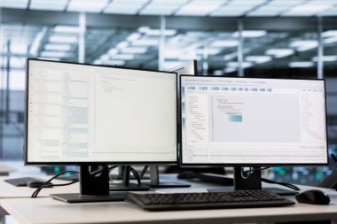 Donanım enerji tüketimini izleyen boş yüksek teknoloji veri merkezindeki bilgisayar görüntülerini kapat. Sunucu odasındaki potansiyel sistem hatalarını kontrol etmek için kullanılan masadaki bilgisayar monitörleri