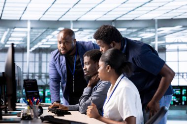 Veri merkezi bilgisayar bilimcilerinden oluşan bir ekip algoritma yapmak ve uygulamalar oluşturmak için programlama dilleri kullanıyor. Takım çalışması sunucu çiftliği bilişim uzmanları hata ayıklama ve kodları optimize etme