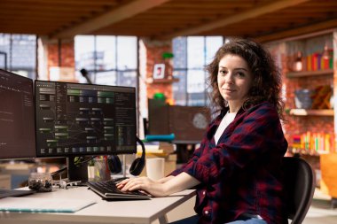 Başlangıçta gelişmiş yapay zeka algoritmasını kodlayan gülümseyen programcının portresi, otomasyonu geliştirmek için makine öğrenme modellerini rafine etmek. Mutlu kadın Silikon Vadisi ofisinde kodlama platformu kullanıyor.