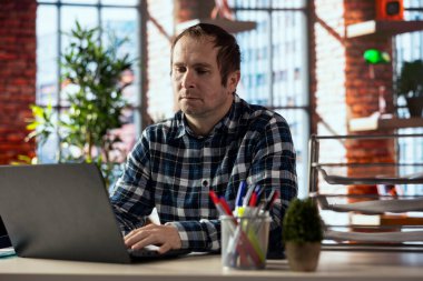 Bilgisayardaki hesap tablolarını tamamlayan masa çalışanı, hücrelere sayısal verileri girerek, toplamları hesaplayarak, rakamları analiz ederek, grafikler oluşturarak, hesap tablosu işlevlerini kullanarak,