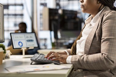 Afrika kökenli Amerikalı yönetici stratejik planlama, kaynak tahsisi ve etkili iş operasyonları için şirket verilerini analiz ediyor. Uzman, finansal tahminler ve veri analizi yapar. Kapat..