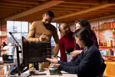 Hisselerin yükseldiğini ve kârlı hale geldiğini gösteren canlı piyasa güncellemelerini gördükten sonra neşeli bir başlangıç takımı tezahüratı. Halka açık bir şirket olmaktan çok memnun olan neşeli girişimci personel.