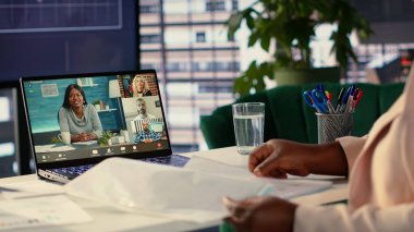 Lider hissedarlarla artan kâr stratejisini tartışıyor, ağ oluşturma ve stratejik düşünme için çevrimiçi video çağrısında buluşuyor. Girişimci iş ortaklarından tavsiye istiyor. Kamera A.