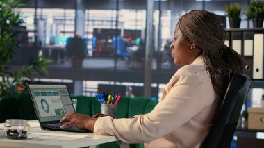 Bir idari rol yönetmeni, aylık gelir dengesini denetler, yeni yatırımlar için bir strateji geliştirir ve mali başarıya olan bağlılığını gözler önüne serer. Başarı hikayesi. Kamera A.