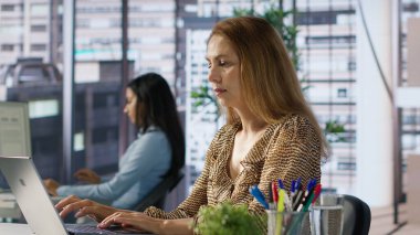 Ofisindeki Hintli bayan yönetici rapor yazma, finansal planlama ve teslim tarihi yönetimi üzerinde çalışıyor. Başarılı olmak için hedefleri ve hedefleri gözden geçiren uzman bir uzman. Kamera B.