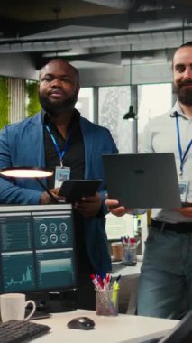 Çokuluslu çalışanların dikey video portresi performans ölçümleri ve yüksek teknoloji ile çalışır, iş stratejisini ve çok uluslu bir şirkette sonuç ve başarı elde etme hedeflerini hizalar