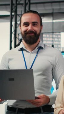 Çokuluslu çalışanların dikey video portresi performans ölçümleri ve yüksek teknoloji ile çalışır, iş stratejisini ve çok uluslu bir şirkette sonuç ve başarı elde etme hedeflerini hizalar