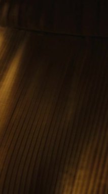 Ofis sekreterinin dikey videosu evrak ve belgelerle dolu bir yük arabasını itiyor, dosyaları bir meslektaşına getiriyor ve kaynakların verimli bir şekilde dağıtılmasını sağlıyor. İş yeri desteği