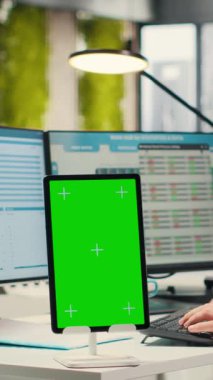 Dikey Video Erkek idari müdürü grafikler ve izole edilmiş maket ekran ile çalışarak uluslararası piyasada iş başarısını güvence altına alıyor. Ofisteki küresel genişleme stratejisi için veriler gözden geçiriliyor