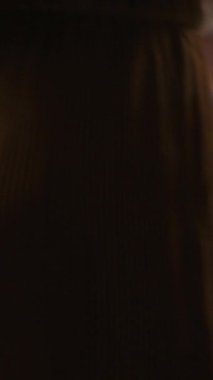 Sekreterin el arabasında evraklar ve arşivlenmiş dosyalarla dokümanları bir meslektaşına götürdüğü ve verimli kaynak dağıtımını sağladığı dikey video. Üretim görevleri