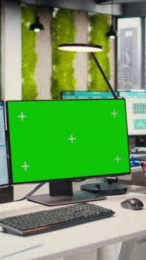 Kopya alanı çift monitörlü dikey video ofis alanı, bilgisayar, profesyonel yönetim ve iş büyüme hedefleri için kullanılan boş çalışma istasyonu. Çokuluslu şirket görevleri.