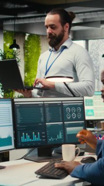 Dikey Video Genel Müdürü, çok uluslu bir şirket ofisindeki iş performansını tahmin etmek için dijital teknolojiyi kullanır ve yönetim için veri içgörülerini optimize etmek için strateji raporları oluşturur.