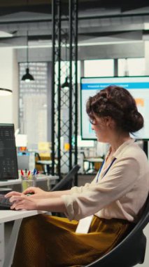 Dikey Video Hesap Yöneticisi, yükselen eğilimleri, hisse senedi ticaretindeki ilerlemeden mutlu ve neşeli bir şekilde kutluyor. Gelişme ve servet kazanma fırsatı. İş büyümesi. Kamera.