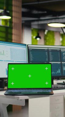 Dikey Video Boş Profesyonel Ofis analitik araçlar ve izole ekran, modern kalkınma ve operasyonel verimliliği desteklemek için öngörü ve iş stratejisi için düzenlenmiş arzlar içerir