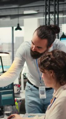 Vertical Video Diverse çalışanları iş planlama ve rapor yazma ile ilgilenerek, şirket veri içgörülerini hedeflerle aynı hizaya getirmek için kullandılar. Ofisteki bilgisayardaki raporlar inceleniyor