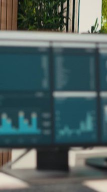 Masalar ve çift monitörlerle dolu dikey Video Boş iş yeri, çok uluslu şirket başarısı ve verimliliğini sağlamak için modern ve dijital ekipmanlar. Tahmin ve raporlama için kullanılan büro