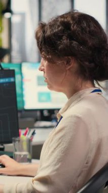 Verimlilik tanıma için bir ortak çalışma alanında veri paylaşım ve optimizasyon modelleri sinerjisi kullanılarak yapay zeka entegrasyonunun başarısından memnun olan dikey video kadın çalışanı. İlerleme refahı