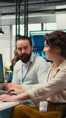 Dikey Video İş ortakları, modern bir çalışma ortamında finansal tahminler ve veri içgörüleri, neşeli takım çalışması hakkında bir tartışmaya giriyorlar. Erkek ve kadın hedefe ulaşmayı garantiliyor. Kamera B.