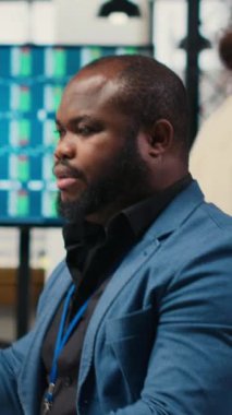 Dikey Afrika kökenli Amerikalı danışman hissedarlar için strateji raporları hazırlamak için bilgisayar sonuçlarıyla birlikte plan ve analize girişti. Yenilik, hedefler, hizalama ve büyüme üzerinde çalışmak