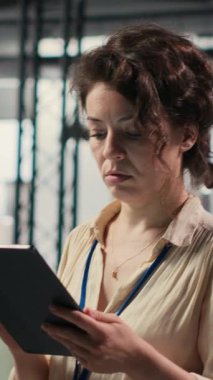 Dikey Video, kadın profesyonellerin iş planlarını ve grafiklerini inceleyerek rapor yaratmalarını sağlayarak, başarı ve sonuç için etkili yönetim ve stratejik planlama becerileri sergilemelerini sağladı. Kamera B.