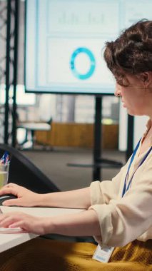 Vertical Video memnun finans danışmanı küresel piyasa eğilimlerini kutluyor, yükselen göstergelerin keyfini çıkarıyor ve zenginlik ve refahla mutlu hissediyor. Eski ticaret başarısı, ekonomik büyüme. Kamera.