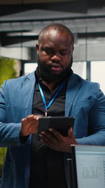 Dikey Video Siyah danışmanı analitiği koz olarak kullanır ve tahmin sonuçları ve kurumsal gelişim için yazma, dijital kaynaklardan yararlanma ve hedeflerle stratejik hizalamalar için içgörü