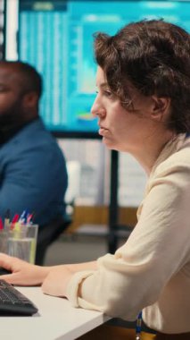 Dikey Videolu Stresli Kadın Danışman hisse senedi çöküşü eğilimlerine bakıyor ve bir mali kriz hakkında endişeleniyor. Kripto para biriminin düşüşü ve enflasyon nedeniyle baskı altındaki iş kadını. Kamera B.