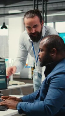 Dikey Video Yöneticisi ve Yardımcısı aylık raporlardan veri toplar, performans ölçümlerini gözden geçirir ve proje hedeflerine uygun grafikler oluştururlar. Yenilik ve başarı için takım çalışması