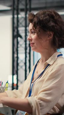 Dikey Video Yöneticisi, bir bilgisayarda finansal veri içgörüleri ile ilgileniyor, yenilikçi iş çözümleri geliştiriyor ve proje hedeflerini şirket hedeflerine göre hizalıyor. Şirket ortamı