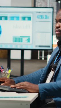 Dikey Video Siyah Mühendisi otomasyon ve veri madenciliği için yapay zeka sistemleri kullanır, yenilik ve dijitalleştirme için nöral ağlar kullanır. AI ile çok uluslu şirket fonksiyonları