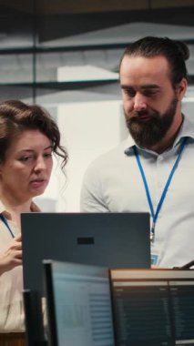 Personelden oluşan dikey video ekibi, çok uluslu bir şirket ortamında başarı sağlamak için yüksek teknoloji ve performans ölçümleri, iş vizyonu ve organizasyonel hedefleri hizalamak ile çalışmaktadır. Kamera.