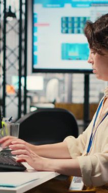 Dikey Video Neşeli iş kadını yapay zekayı çok uluslu bir şirkette optimizasyon ve hedeflere ulaşmak için kullanarak yapay zeka ile iyi bilgi grafikleriyle gurur duyuyor. Sinirsel ağlar