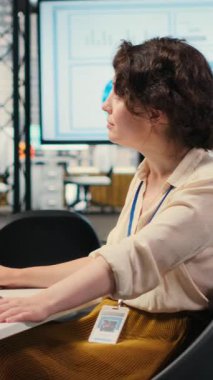 Dikey video çeşitliliği olan erkek ve kadın iş yerinde beşlik çakarak birbirlerini tebrik ediyorlar, ofis arkadaşları başarılı proje tamamlanmasının keyfini çıkarıyorlar. Çok uluslu şirkette günlük görevler