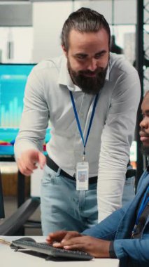 Dikey Video Yöneticisi ve Yardımcısı aylık raporlardan veri toplar, performans ölçümlerini gözden geçirir ve proje hedeflerine uygun grafikler oluştururlar. Yenilik ve başarı için takım çalışması