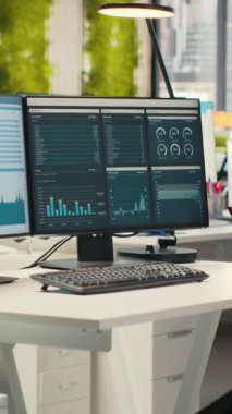 Geliştirme stratejisi, veri analizi ve performans ölçümlerinin planlanmasına yardımcı olmak için mali tanılama yapan çift monitörlü dikey video boş iş ofisleri. Çalışma alanında verimlilik.