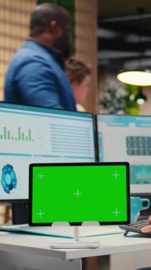 Tablet üzerinde KPI öngörülerini inceleyen dikey video profesyonel erkek analisti, iş geliştirme taktiklerine stratejik bir zihniyet sergiliyor. Yenilikçiliği ve hedefleri desteklemek. Kamera.