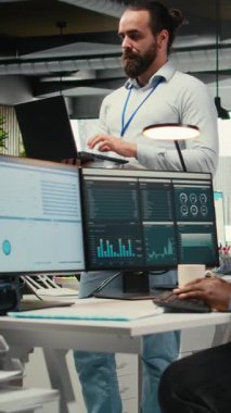 Günlük görevleri tamamlayan ve iş verimliliğini izleyen Dikey Video Ofisi yöneticisi, bilgi grafikleri hakkında veri içgörülerinden yararlanarak yönetim için performans raporları ve açıklamalar oluşturur