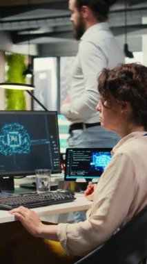 Dikey Video Ofisi yöneticisi AI analitik platformu ile aylık raporları kontrol ediyor, sinirsel ağ algoritmaları ve iş verimliliği için otomasyon kullanıyor. IT şirketinin temsilcisi