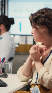 Dikey Video Kadını, raporlar için bir brifing oluşturmak için veri analizi kullanarak, finans stratejisi detaylarını paylaşmak için video çağrısında bulunuyor. Konferans yoluyla etkili bir ortaklık kurmak