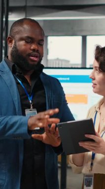 Vertical Video Two çalışanları, mesleki çalışma alanındaki tablet hakkındaki veri içgörülerini gözden geçirir, strateji planlaması ve yeni hedefler için performans ölçüm analizi ile iş çözümleri geliştirir