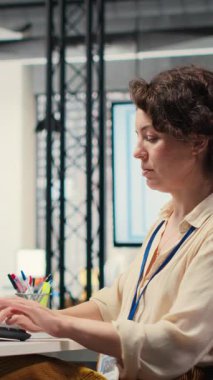 Küresel genişleme stratejisine odaklanan ve organizasyon için kaynak tahsisi planlayan dikey video iş danışmanı, kavrayışları tahmin etmek ve kurumsal büyüme elde etmek için dijital araçlar kullanarak