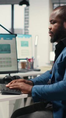 Vertical Video Black erkek analisti, dijital araçlarla bilişim şirketinin geliştirilmesi, analiz ve iş istasyonundaki performans ölçümlerine odaklandı. Personel planlama çözümleri ve hedefleri hizalama