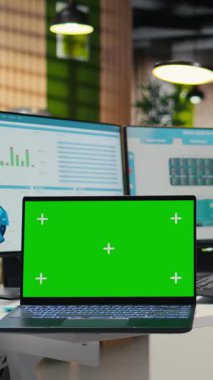 Dizüstü bilgisayarda izole edilmiş kopya alanı olan KPI metriklerini analiz eden dikey video erkek danışmanı, iş geliştirme planlarına stratejik bir zihniyet uygular. Yeniliği ve hedeflere ulaşmayı destekleyin. Kamera A.